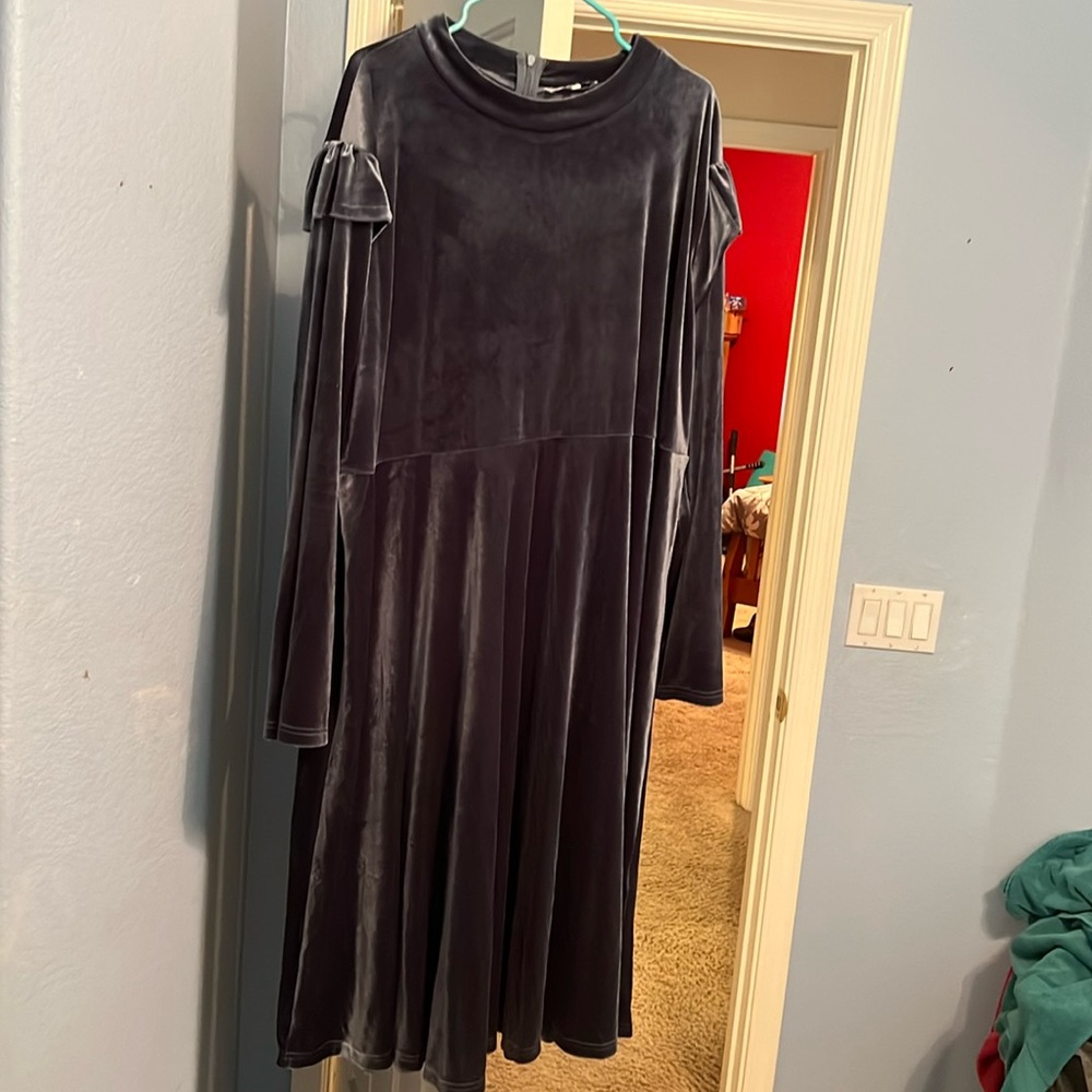 Ivy City Co Velvet Long Sleeve Midi Dress in Charcoal Gray